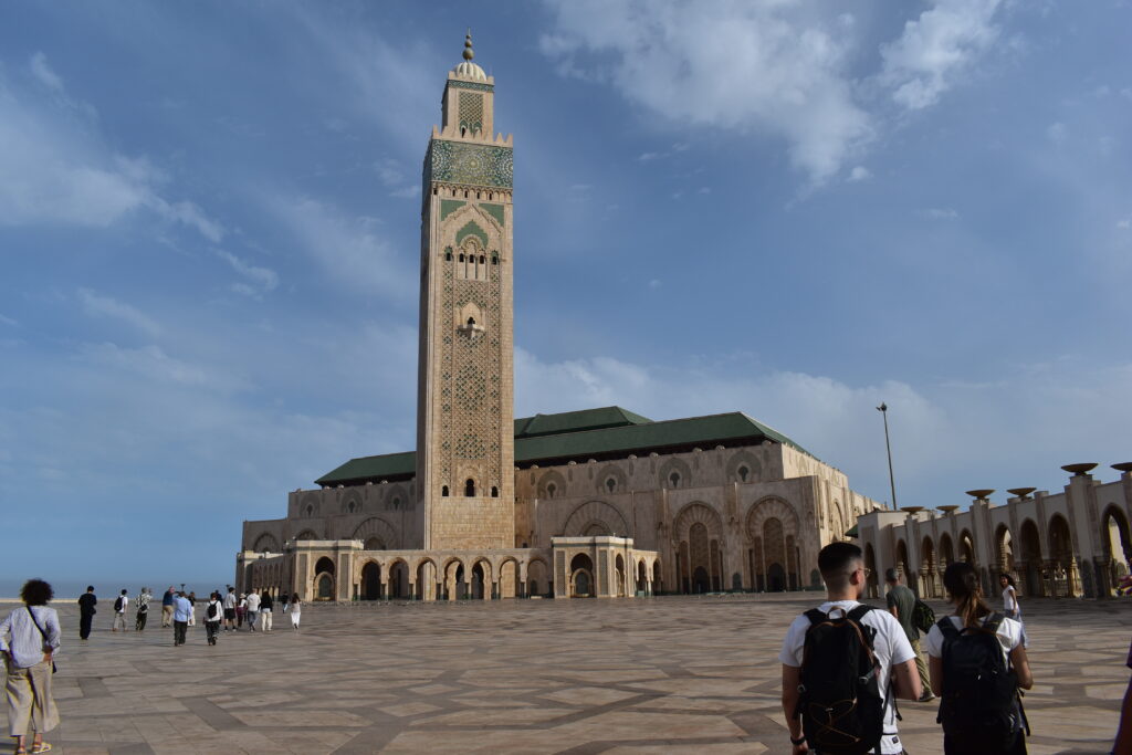 Moschea Hassan II di Casablanca, con il minareto e visitatori sulla spianata.