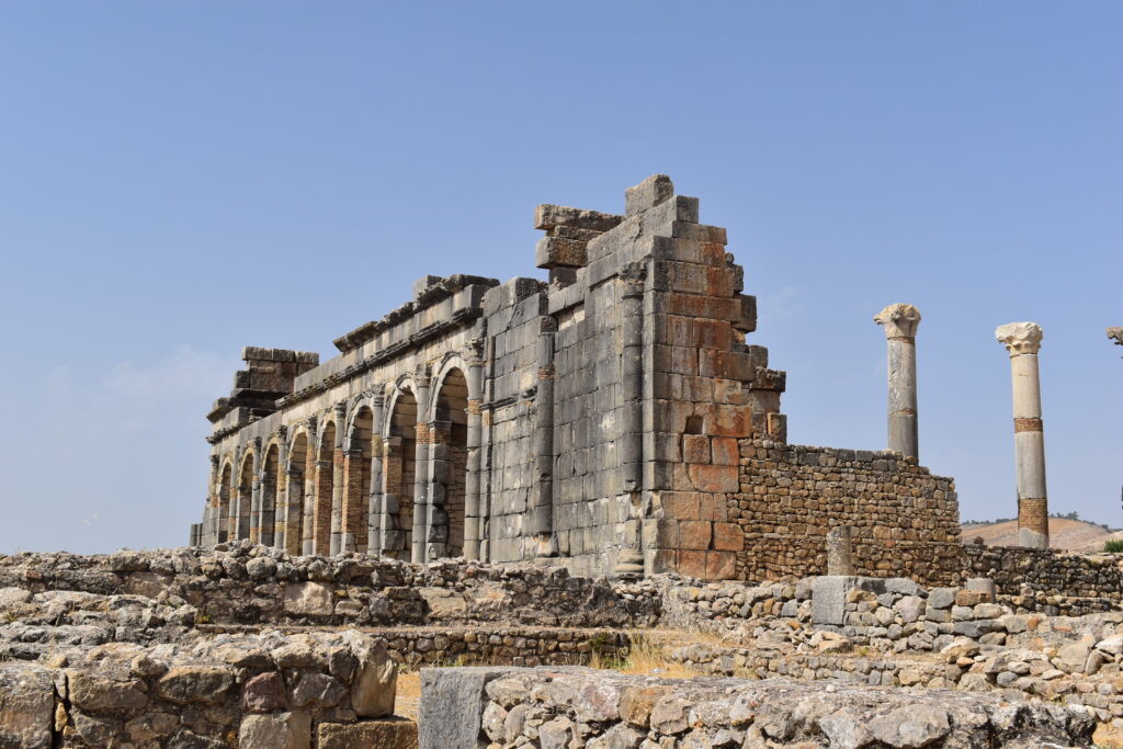 Viaggio in Marocco: resti monumentali ad archi dell’antica città romana di Volubilis